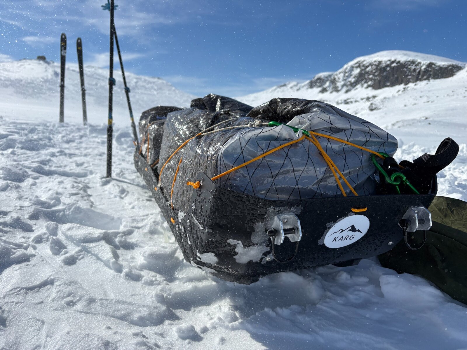 Pakket KARG Pulk i sne